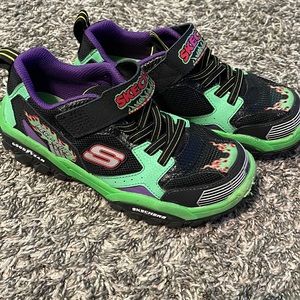 Boys Skechers sneakers size 4.5